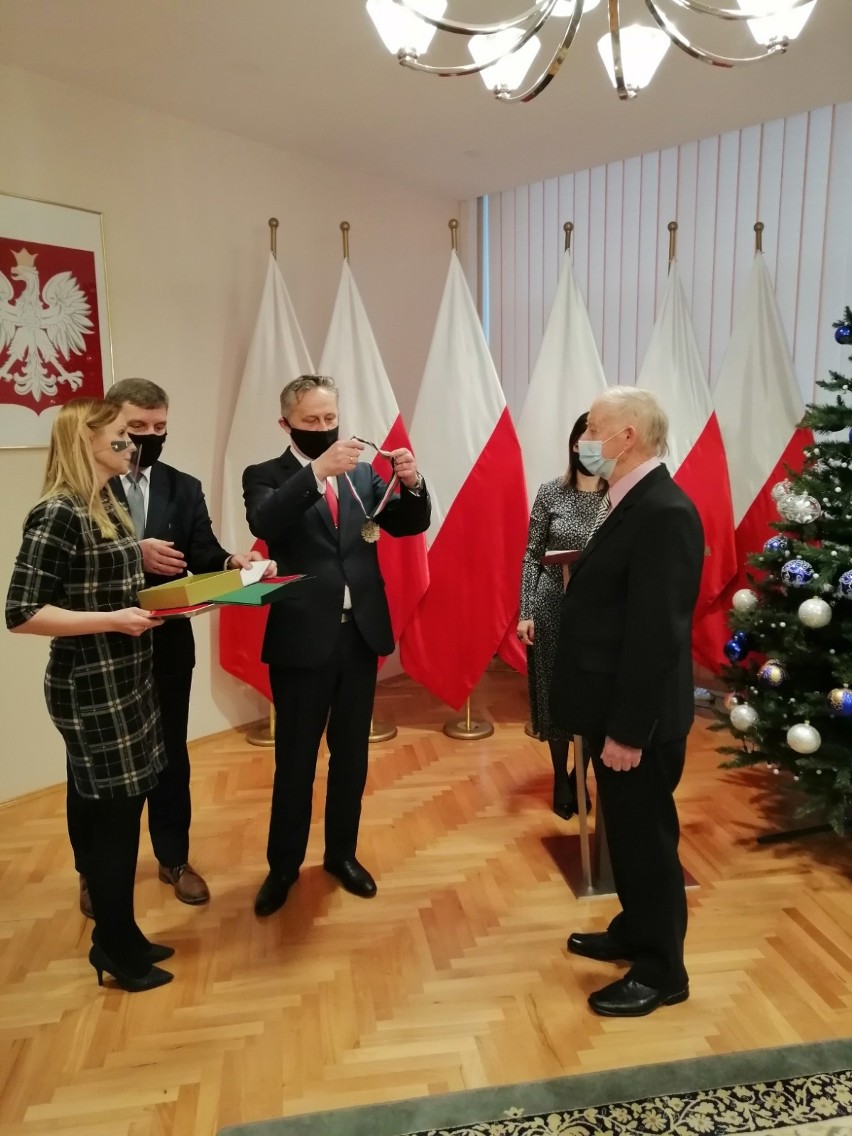 Zdzisław Purchała, artysta z Kossowa w gminie Radków, otrzymał Złoty Medal "Zasłużony Kulturze Gloria Artis" [ZDJĘCIA]