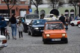 "Maluchy" opanowały Rynek w Lesznie. Otwarto sezon Osieckiej Grupy Miłośników Fiata 126p [ZDJĘCIA]