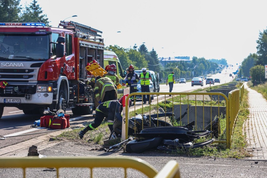 Wypadek na DK 94 w Kraczkowej. Kierowca BMW uderzył w przepust. Strażacy rozcinali wrak [ZDJĘCIA]