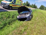 Wypadek w Żebrach-Kolonii. Auto wypadło z drogi. Do zdarzenia doszło 2 lipca 2023. Zdjęcia