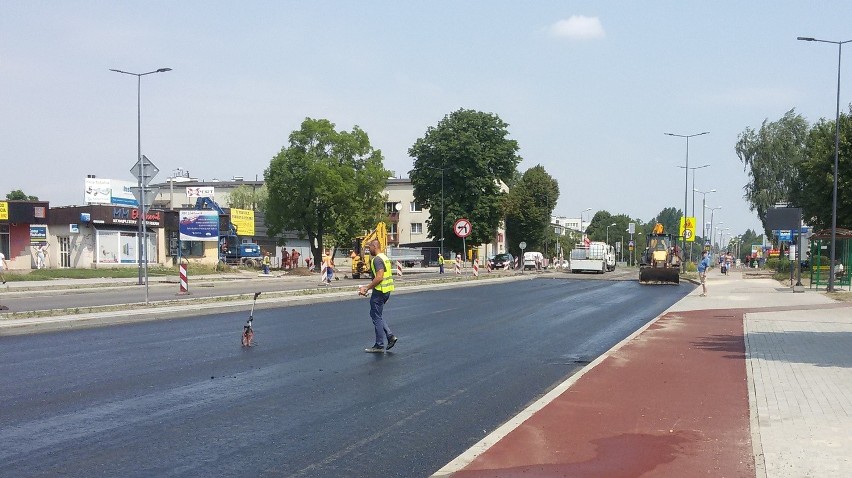 Sosnowiec: trwa asfaltowanie nowego ronda w Zagórzu [ZDJĘCIA]