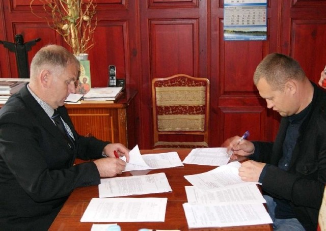 Burmistrz Ulanowa i Łukasz Molter podpisują umowę na remont dróg.
