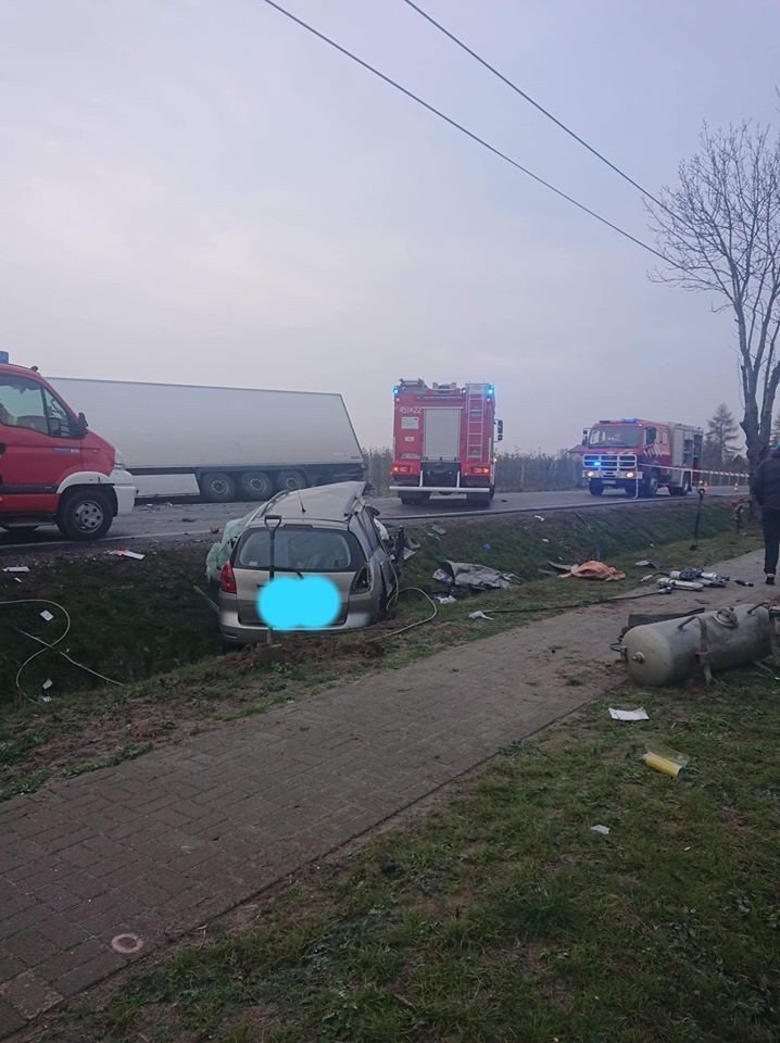 Śmiertelny wypadek w Pniewach. Samochód osobowy zderzył