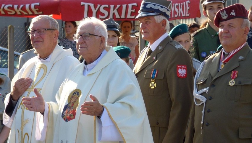 Ksiądz generał Stanisław Rospondek (drugi z lewej) wziął...