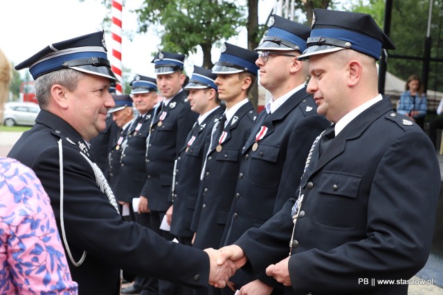 Gratulacje druhom z Krzczonowic składa burmistrz Staszowa dr Leszek Kopeć