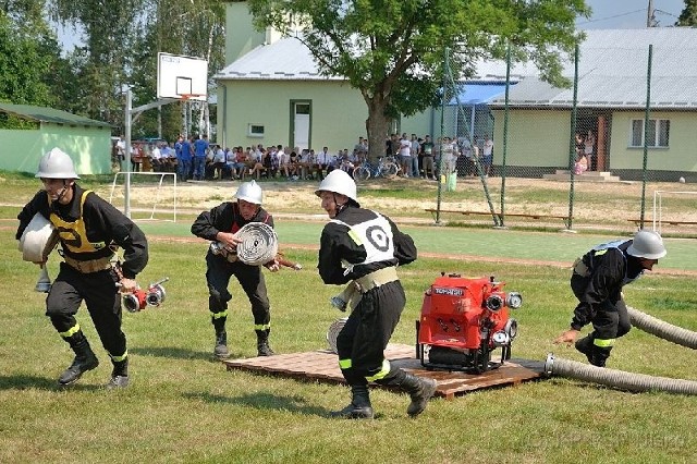 Strażacy podczas wykonywania ćwiczenia bojowego.
