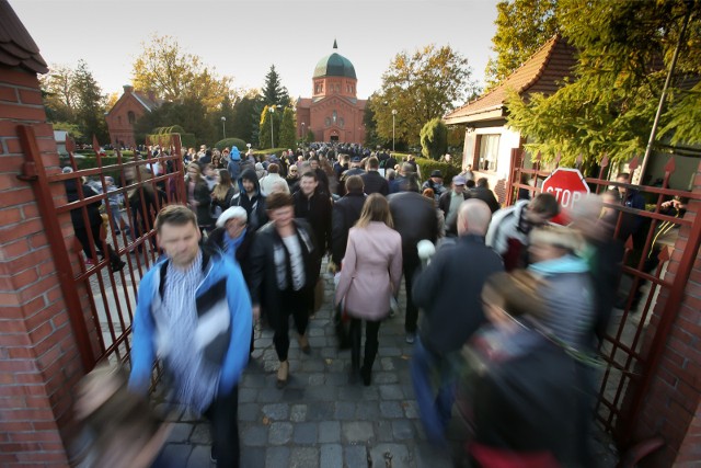 Tłum na cmentarzach może oznaczać masowy wzrost zakażeń