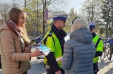 "Jednośladem bezpiecznie do celu". Policjanci z Radomska rozdawali odblaski