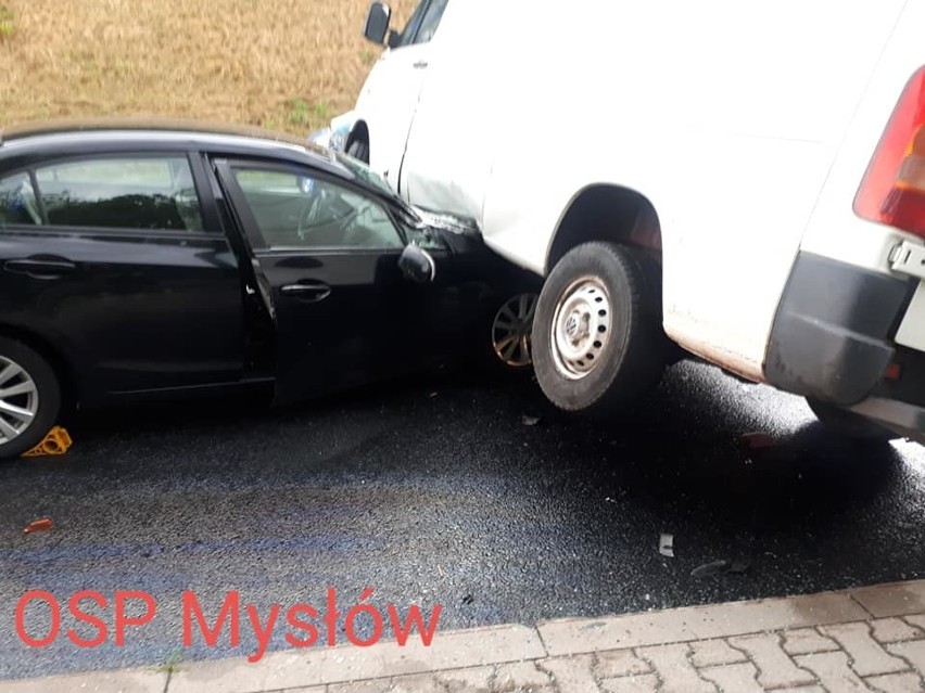 Wypadek 3 aut pod Jelenią Górą. Aż 6 osób zostało rannych