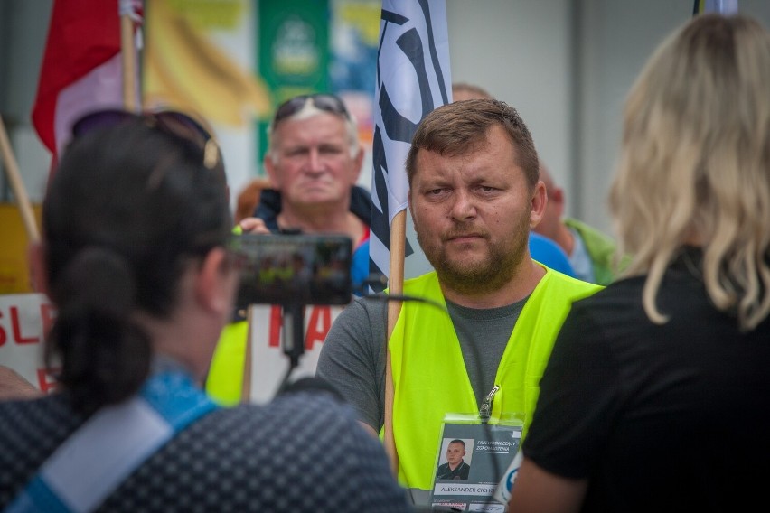 "To krzyk rozpaczy" - mówili protestujący we Władysławowie rolnicy i armatorzy, którzy zablokowali wjazd na Półwysep Helski. Zdjęcia, wideo