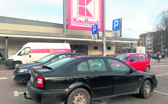 Jeśli parking przed centrum handlowym czy dyskontem jest oznakowany, jest to strefa ruchu i strażnicy miejscy oraz policjanci mogą tam interweniować.