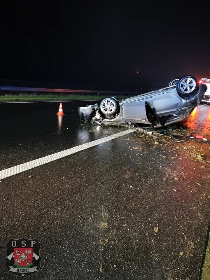 Rudno. Samochód dachował na autostradzie A4. Jedna osoba została ranna [ZDJĘCIA]