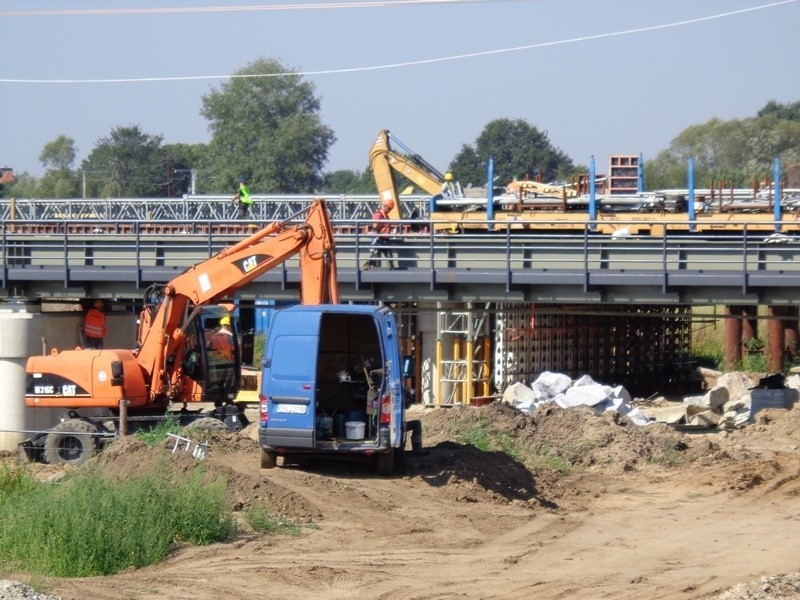 Wrocław: Tak powstaje nowy most na Strachocinie (ZDJĘCIA)