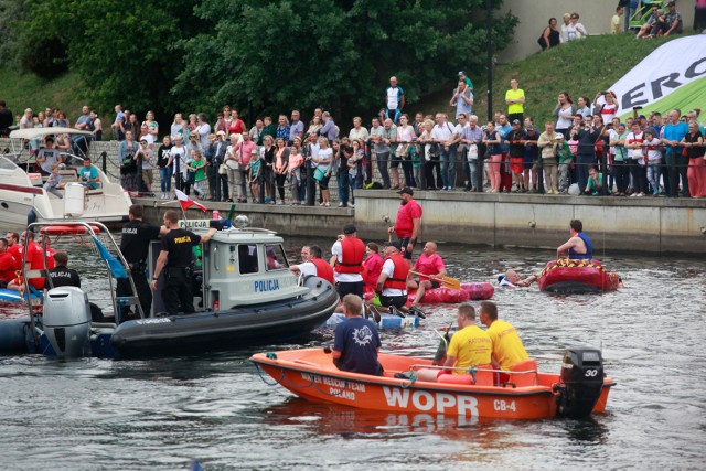 25.06.2017 bydgoszcz ster na bydgoszcz impreza miasto rzeka brda wyscig lodzie odpady ekipy rywalizacja zabawa fot: filip kowalkowski/polska press