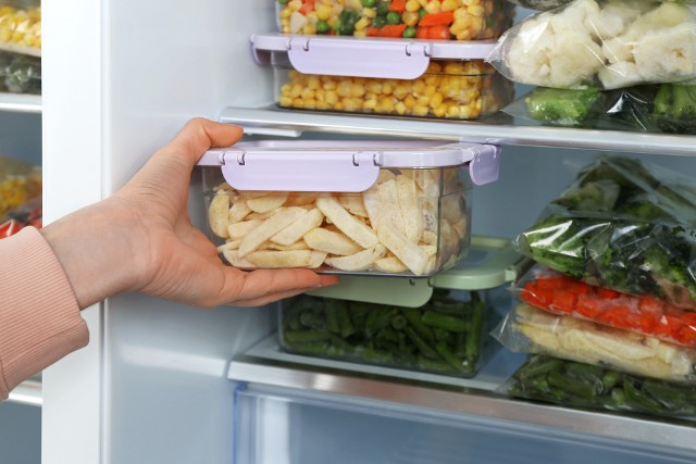 Zamiast wyrzucać resztki do kosza, przechowuj je w lodówce lub zamrażarce. Możesz zjeść je w ciągu najbliższych dni lub zrobić z nich zupełnie nowe dania.