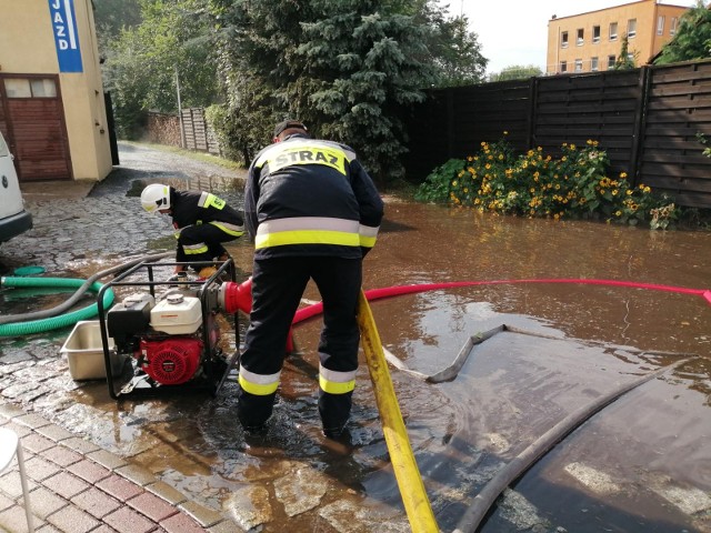 Strażacy otrzymują dużo zgłoszeń o zalanych ulicach i posesjach