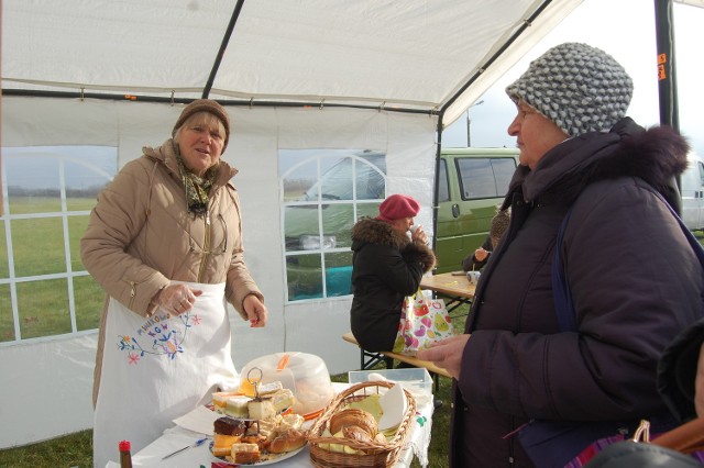 Pomimo mroźnej aury sporo mieszkańców regionu odwiedziło w długi weekend Minikowo, gdzie w ramach „Święta gęsi na Krajnie” spróbować  była okazja nie tylko gęsiny, także domowych specjałów gospodyń. Panie z Bnina przywiozły śmietanówkę, znakomite nalewki  i przetwory proponowali gościom Iwona i Jan Pyra ze Śmielina, aktywne panie z Olszewki przywiozły m.in. wypieki, promowała się Gęsia Dolina w Ślesinie i Partnerstwo dla Krajny i Pałuk. Andrzej Kuś z Nakła oferował miody z własnej pasieki. Z Mąkowarska przyjechała Leokadia Wysocka. Jej pierogi z gęsiny jak co roku miały wzięcie. Podczas warsztatów kulinarnych specjaliści doradzali jak przyrządzić dania z gęsiny i jaką wartość mają produkty z tych ptaków.Wśród wystawców m.in. gospodynie z Minikowa