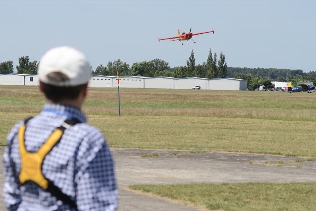 Przez lata lotnisko w Kobylnicy użytkował Aeroklub Poznański. Niedawno pojawiła się koncepcja zabudowania terenu Wyspą Wież. Mieszkańcy są pełni obaw, mówią o możliwym paraliżu drogowym.