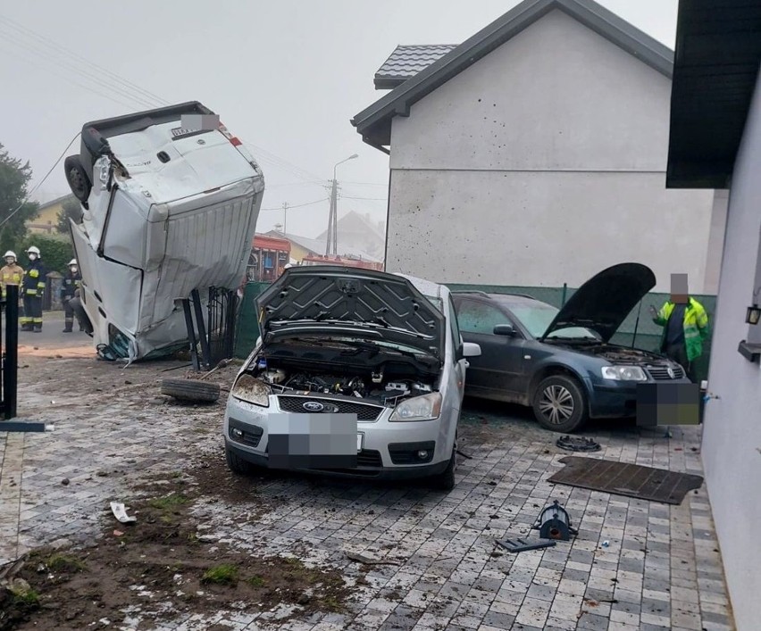 Bus staranował dwa ogrodzenia domów w Wichowie (gmina...