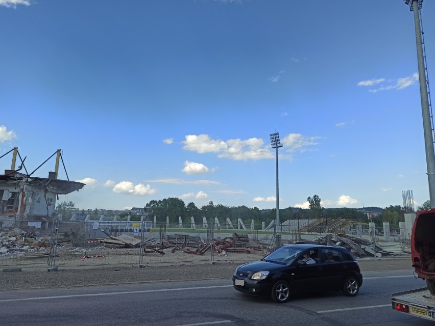 Nowy Sącz. Pył i kurz. Stadion Sandecji zburzony. Zniknął m.in. klubowy budynek [ZDJĘCIA, WIDEO]