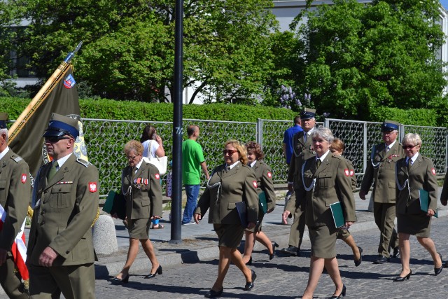 W Myszkowie obchody Międzynarodowego Święta Pracy połączono z 14. rocznicą wstąpienia Polski do Unii Europejskiej. Uczestnicy uroczystości zebrali się przed Miejskim Domem Kultury. Następnie z towarzyszeniem orkiestry dętej przeszli w pochodzie pierwszomajowym pod pomnik Poległym za Ziemię Myszkowską. Tam złożono wiązanki kwiatów i wygłoszono okolicznościowe przemówienia. Wystąpił zespół "Eskadra".