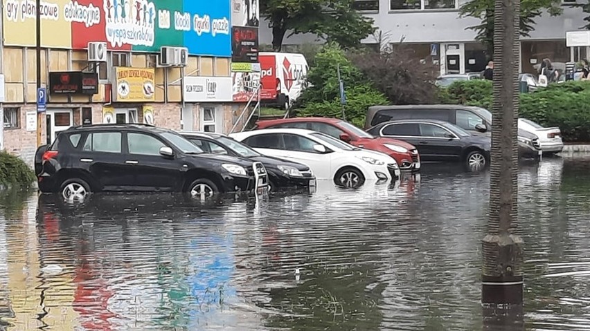 Ulewa w Koszalinie. Zalane ulice, są utrudnienia