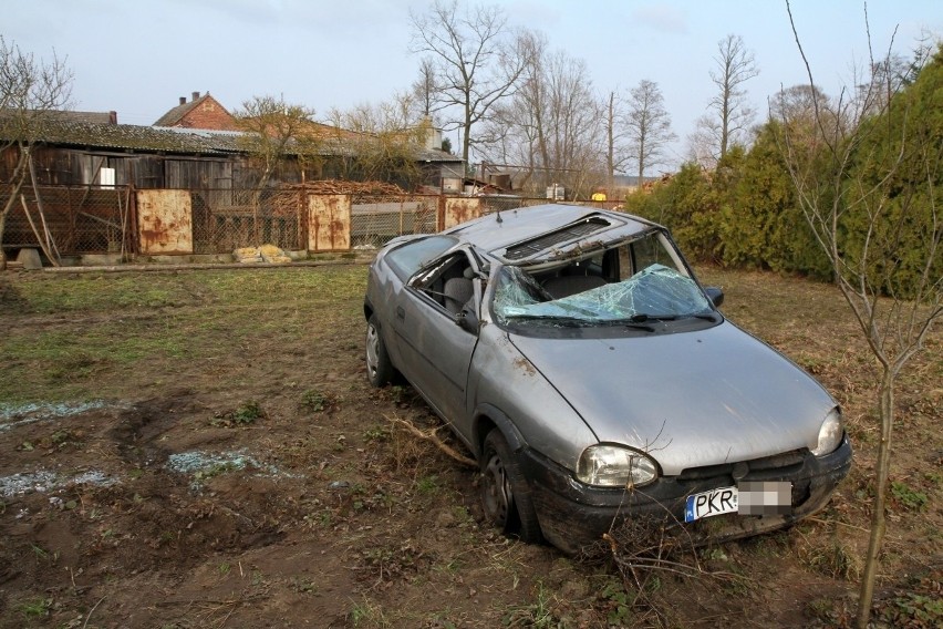 Wypadek pod Trzebnicą. Opel dachował i wpadł na posesję (ZDJĘCIA)