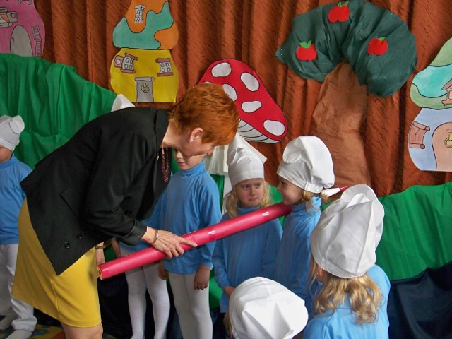 Podczas otwarcia oddziału przedszkolnego dyrektor Bożena Suchojad dokonała uroczystego pasowania na przedszkolaków.