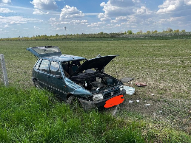 Kierowca fiata został ranny w wypadku w Jasieńcu, w powiecie grójeckim.