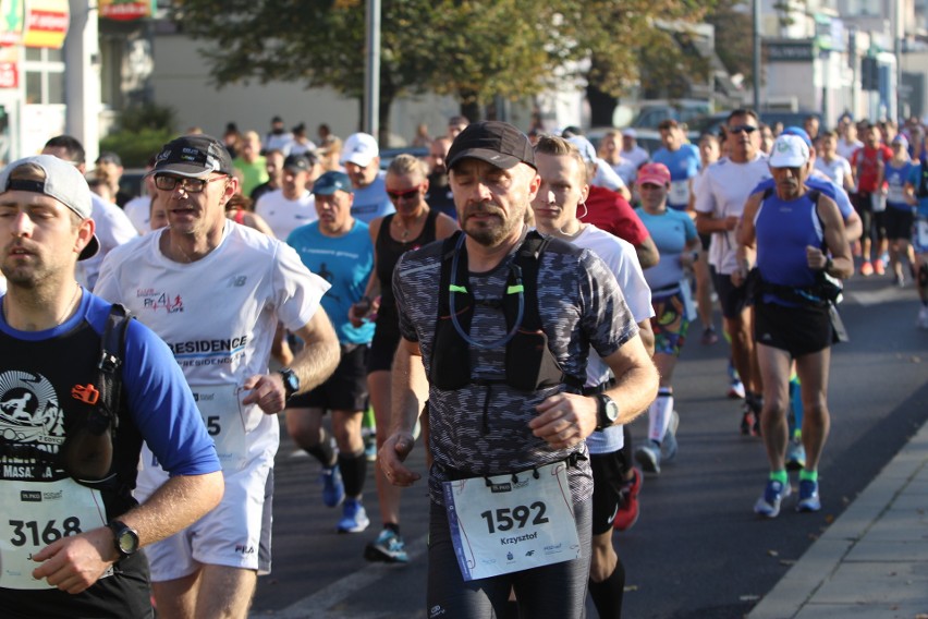 Zdjęcia z maratonu w Poznaniu 2018 - biegacze na pierwszym...