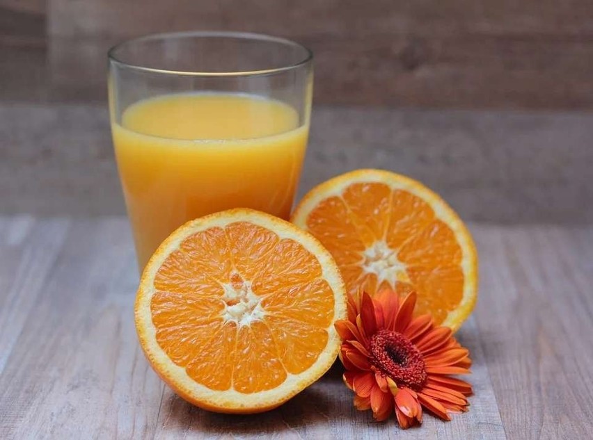 Pomarańcze i sok pomarańczowy mają właściwości...