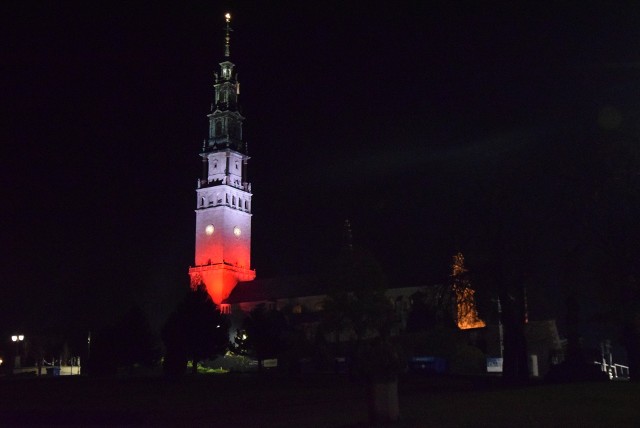 Wieża na Jasnej Górze oświetlona na biało-czerwono