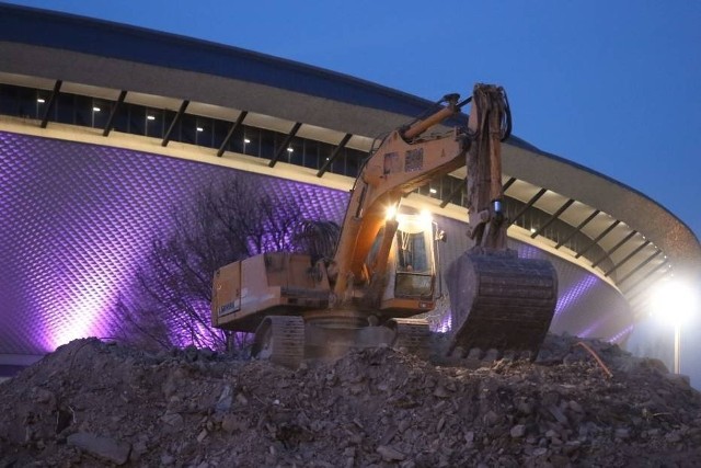 Katowice: wieżowce obok SpodkaPo DOKP została sterta gruzu. Wieżowiec został wyburzony w ubiegłym roku. Co powstanie w jego miejscu? Pod koniec 2015 roku poznaliśmy szkice architektoniczne nowych i nowoczesnych wysokoś-ciowców, które mają powstać obok Spodka. Mają mieć 133 i 65 metrów wyso-kości. Wizualizacje są jednak nadal tajemnicą. Postawi je firma TDJ Estate. (MAO, DN)Otwarcie DTŚ w Gliwicach, stadionu Górnika po modernizacji, nowy dworzec PKS w Katowicach, szpital w Piekarach Śląskich czy hala Gliwice oraz dwa nowe wieżowce w miejscu wyburzonego niedawno DOKP. To tylko kilka najważniejszych inwestycji, na które czekamy w tym roku. Część z nich jest, jak DTŚ-ka czy gliwicka hala, jest gotowa. Ale potrzebne są odbiory lub dokończenie wyposażania. Ostatnie prace trwają też na nowym stadionie Górnika. Jeśli chcecie dowiedzieć się, jakie inwestycje mają szansę na realizację i otwarcie w tym roku w całym województwie śląskimKLIKNIJCIE TUTAJTOP 25 INWESTYCJI W WOJEWÓDZTWIE ŚLĄSKIM 2016