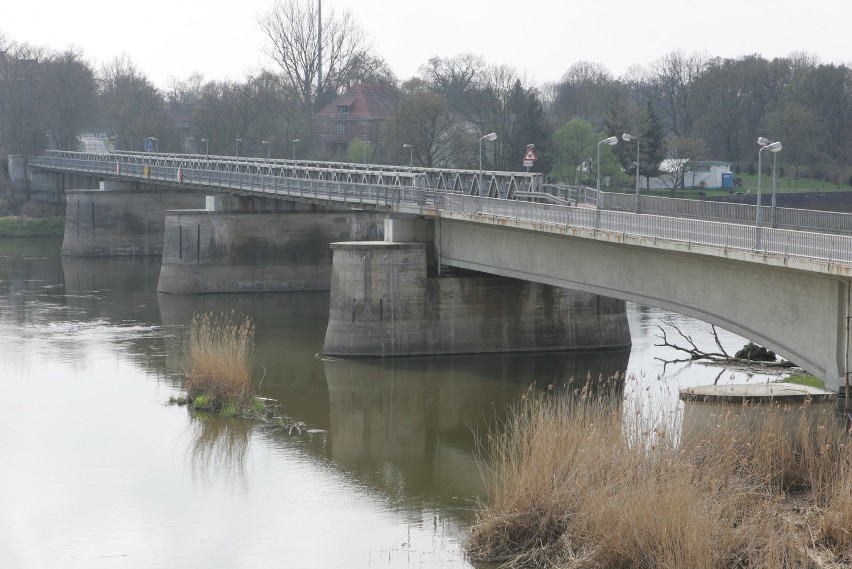 Istniejący most drogowy nad Odrą w Kostrzynie jest w...