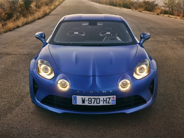 Alpine A110 Premiere EditionEdycja limitowana nowego A110 Premiere Edition w liczbie 1955 egzemplarzy to nawiązanie do roku pojawienia się modelu Alpine. Edycja została w całości zarezerwowana w ciągu pięciu dni od rozpoczęcia sprzedaży.Fot. Alpine