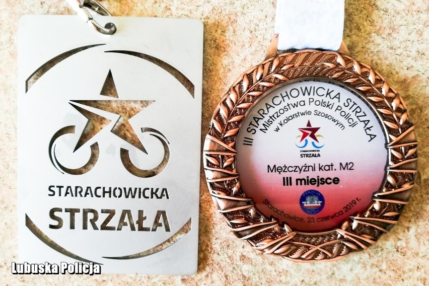 - Sierżant sztabowy Tomasz Kołogryw sukcesów na rowerze ma...