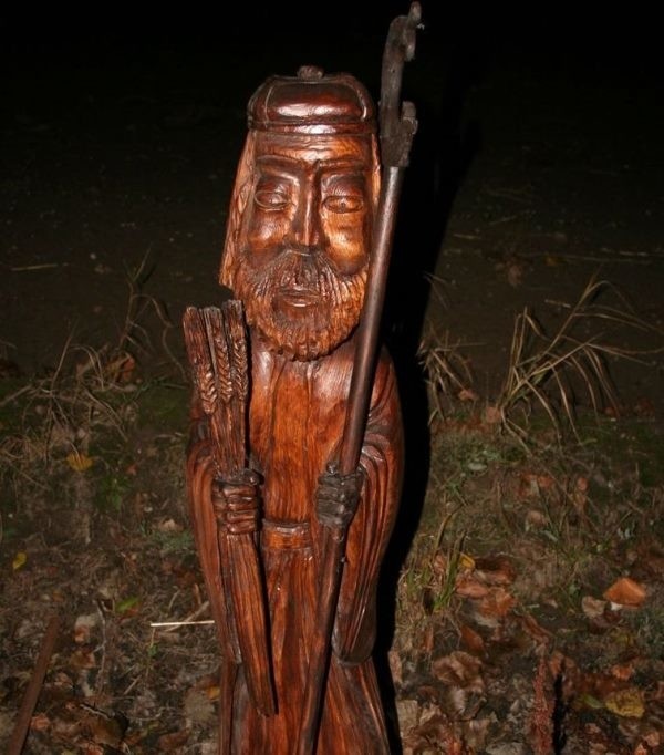 Z kapliczki przy drodze Strzeleczki- Pisarzowice zniknęła drewniana figurka świętego Urbana, wyrzeźbiona kilka lat temu przez miejscowego artystę
