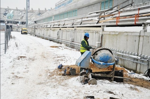 Chociaż około 300 osób pracuje na budowie stadionu miejskiego w Białymstoku codziennie  od 5 do 21, także w weekendy, opóźnień nie udało się nadrobić