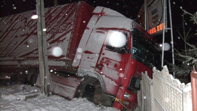 W Starachowicach na ul. Ostrowieckiej, na skrzyżowaniu drogi wojewódzkiej i krajowej trasy numer 42 dziś w nocy ciężarówka przewożąca 24 tony nawozu wypadła z drogi.