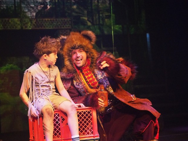Aleksander Chomaniuk w roli Mowgliego (z lewej)