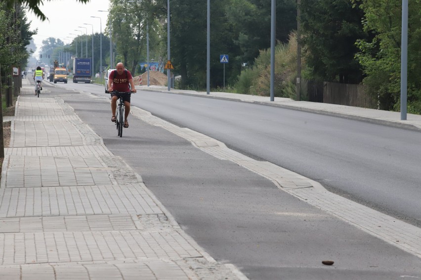 Drogowy absurd w Łodzi. Na ulicy Rokicińskiej powstała... falująca droga rowerowa. Rowerzyści wolą jeździć jezdnią