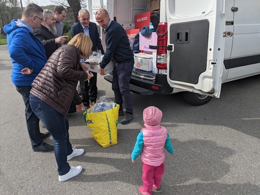 Włosi przywieźli mnóstwo darów – artykuły spożywcze, a także...