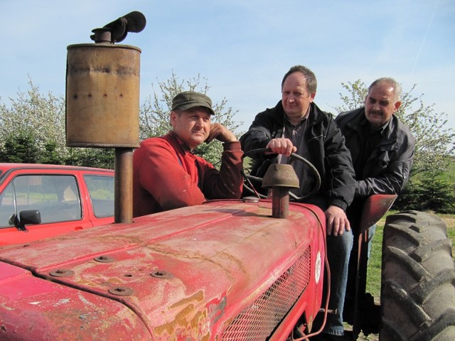Od lewej: Staszek, Andrzej i Jan na angielskim traktorze Staszka. Ciągnik Internacional  McCormick zostanie zaprezentowany na zlocie. Wymaga jeszcze wielu zabiegów upiększających, ale jest na chodzie.