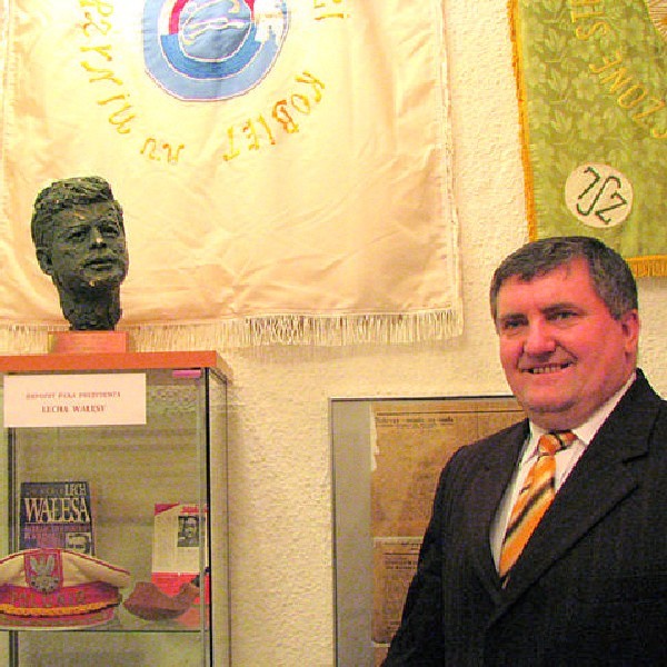 Ryszard Bartoszewski, zastępca burmistrza Dobrzynia nad Wisłą, obok popiersia prezydenta Johna Kennedy'ego, należącego do Lecha Wałęsy