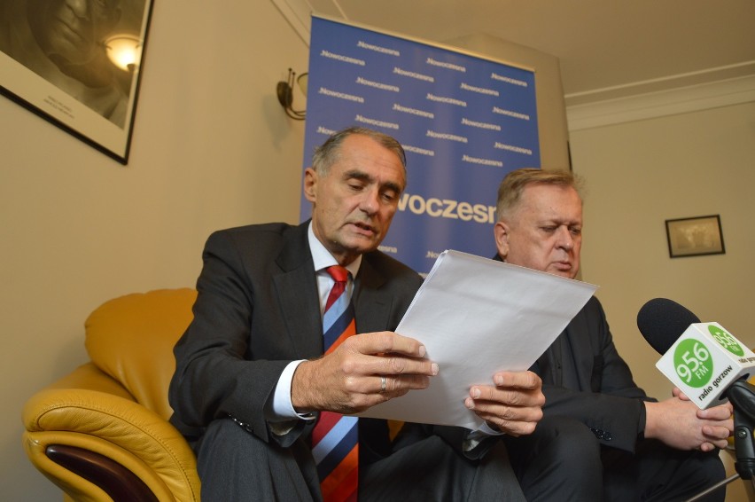 Jerzy Wierchowicz (z lewej) odczytuje treść apelu w sprawie...