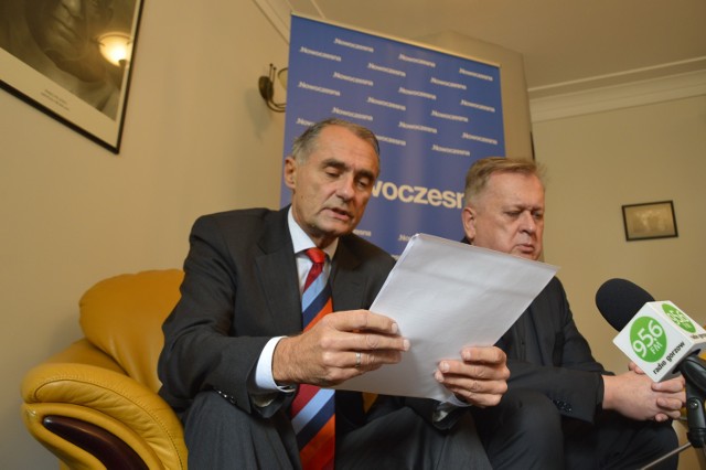 Jerzy Wierchowicz (z lewej) odczytuje treść apelu w sprawie uchodźców. Z prawej: Jerzy Synowiec.