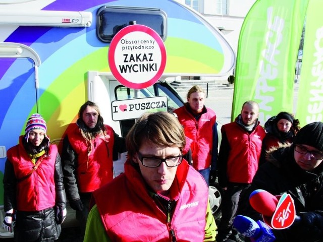 Robert Cyglicki, dyr. polskiego Greenpeace (z przodu)i działacze