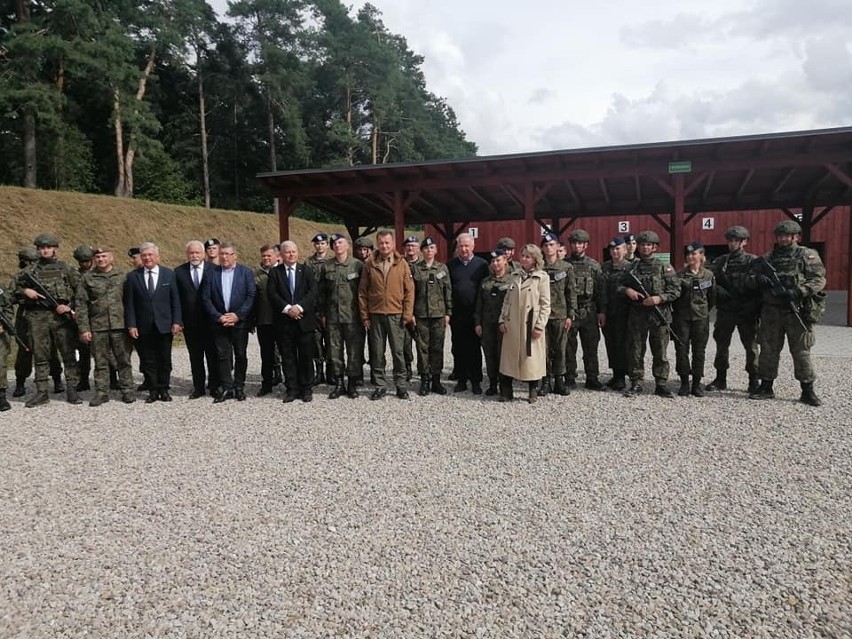 Minister Obrony Narodowej Mariusz Błaszczak w piątek otworzył strzelnicę w Lipinach, w Gminie Odrzywół, gdzie ćwiczyli terytorialsi