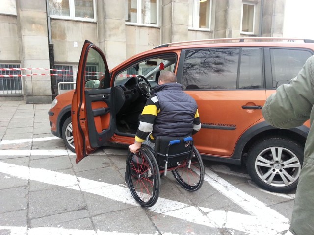 Adam Mikołajczyk ze Spółdzielni Socjalnej Fado, tak jak inni kierowcy poruszający się na wózku, potrzebuje miejsca parkingowego przynajmniej o 1-1,2 m szerszego, by móc wsiąść i wysiąść z auta