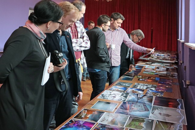 Jurorzy ocenili 376 prac nadesłanych przez 37 osób na tegoroczną edycję konkursu „Grudziądz Foto”. I zdecydowali, które z nich zostaną nagrodzone w kategoriach: fotografia reportażowa, artystyczna, wykonana telefonem komórkowym oraz debiut. Jurorzy obradując nie znali nazwisk autorów. Zostaną one ujawnione dopiero podczas otwarcia pokonkursowej wystawy zaplanowanego na 14 czerwca w galerii „Akcentu”. >> Najświeższe informacje z regionu, zdjęcia, wideo tylko na www.pomorska.pl 